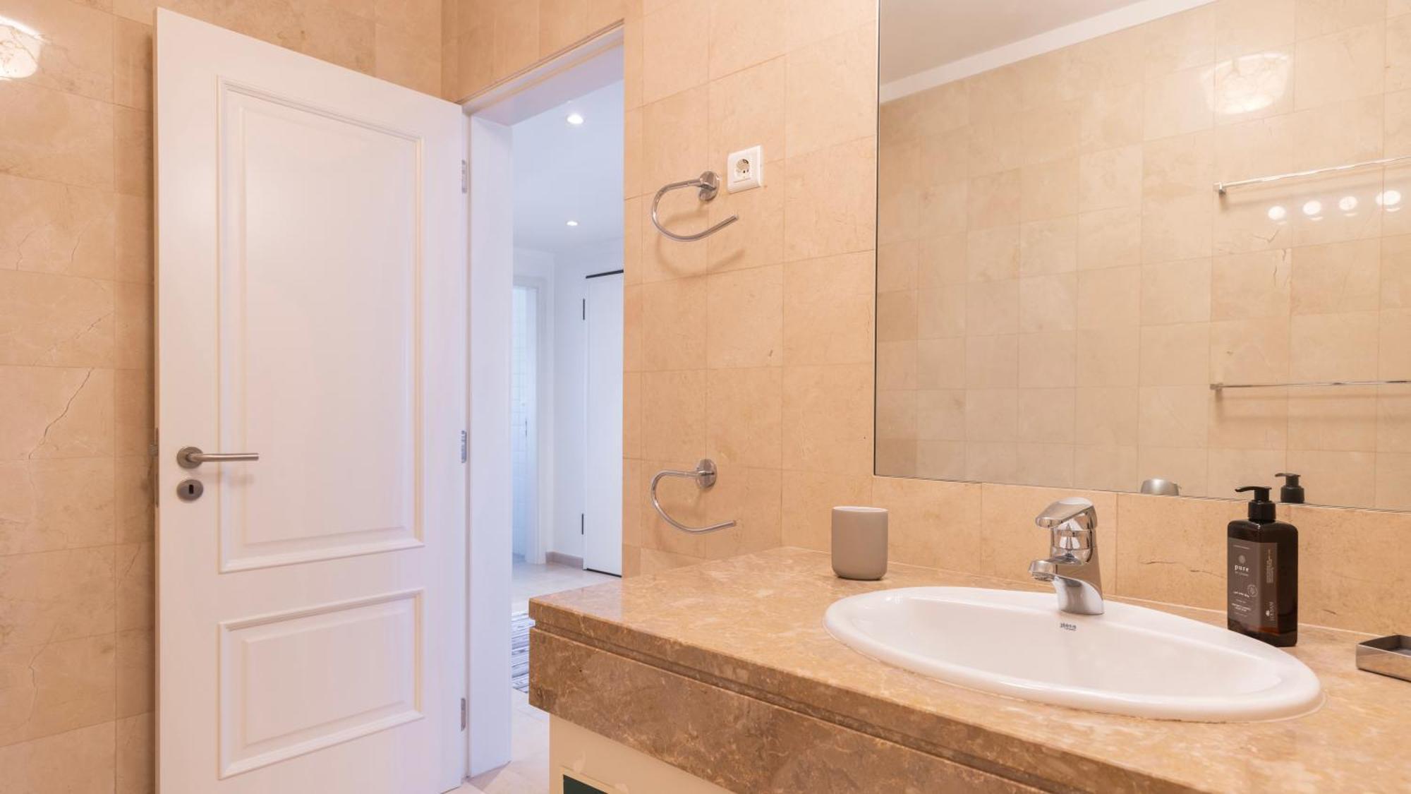 Stylish With Parking By Lovelystay Appartement *